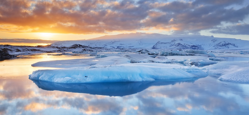 Surnommé « lagune du glacier »,  le Jökulsárlón est le plus grand des lacs proglaciaires d’Islande. Dans la nature, l’alliance du bleu et du blanc invite au rêve et à l’évasion.