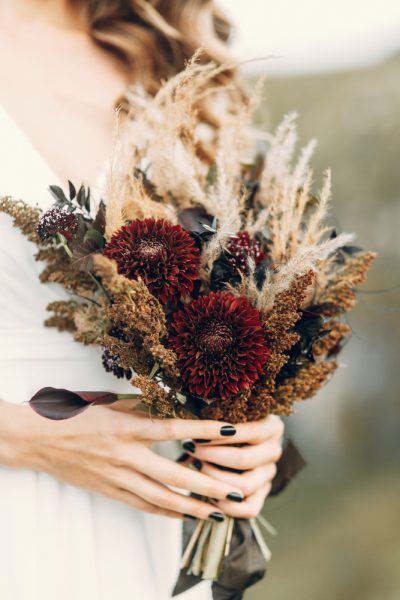 Mariée avec un bouquet de fleurs séchées