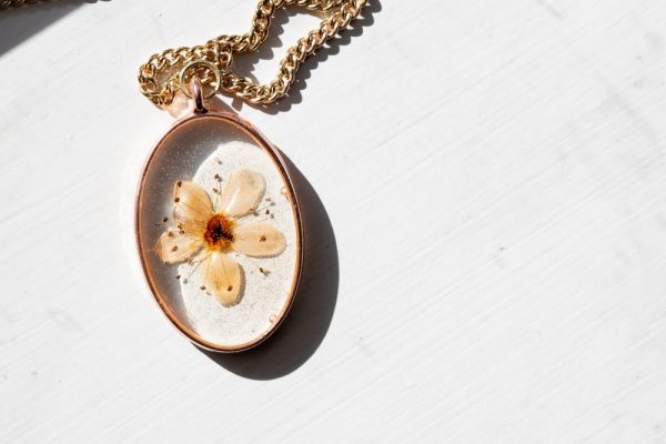 Pendentif avec fleur séchées à l'intérieur