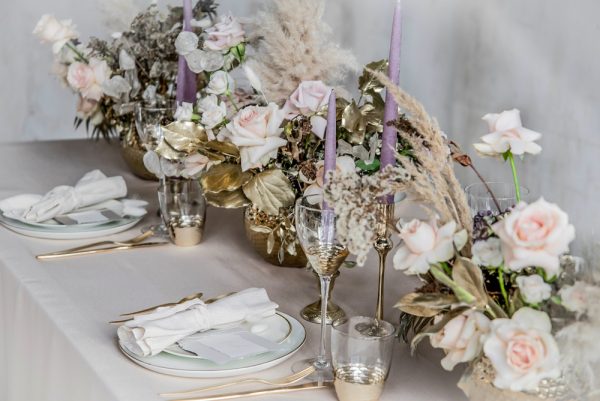 Décoration de table de mariage avec des fleurs séchées
