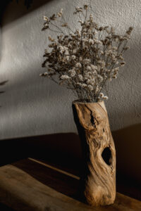 Vase en bois avec des fleurs séchées
