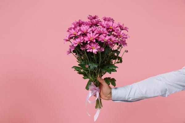 Bouquet de fleurs roses offertes pour un anniversaire