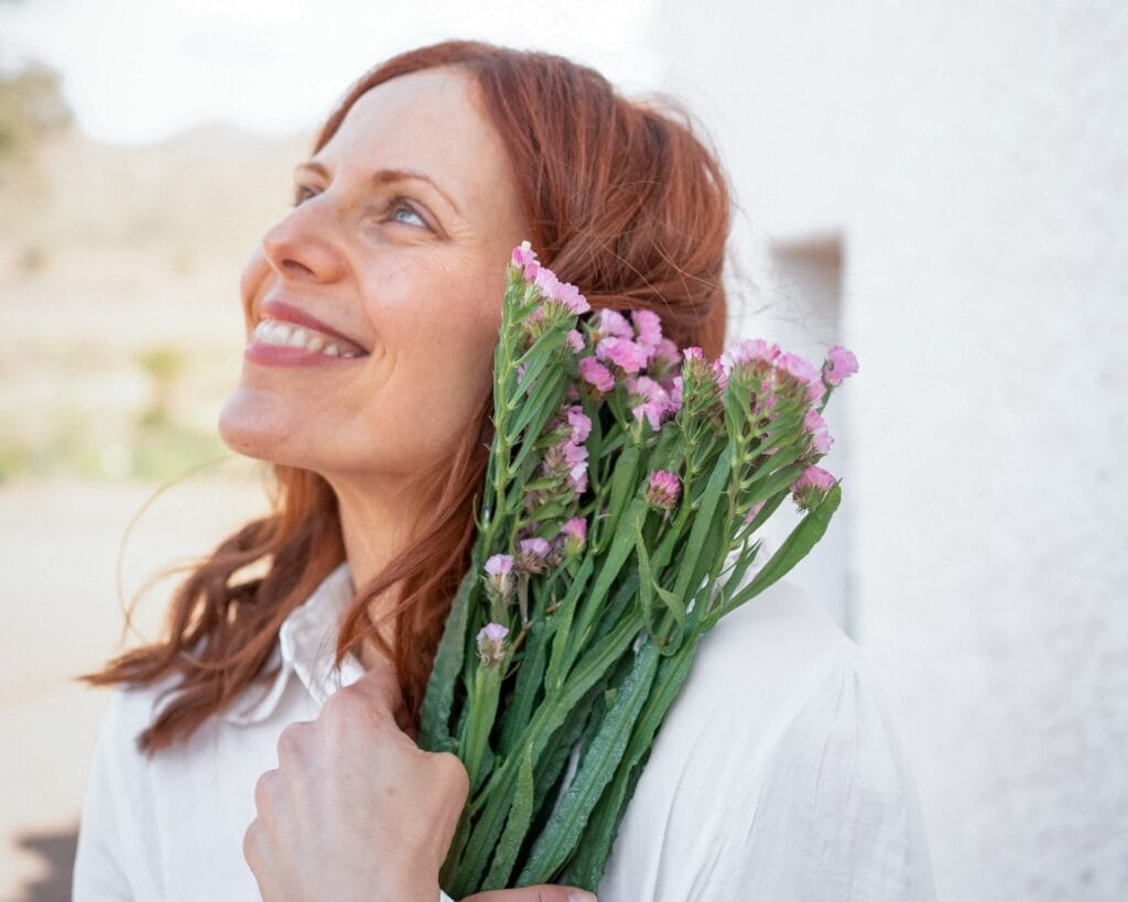 Femme avec un bouquet de fleurs