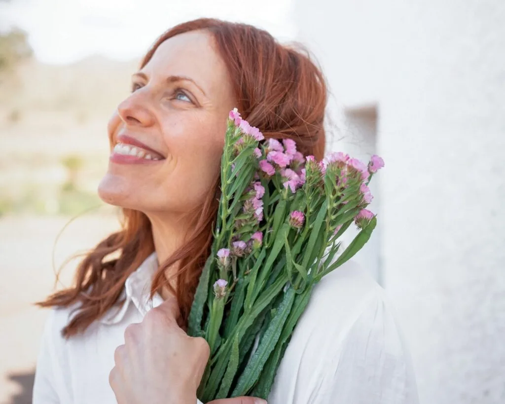 Femme avec un bouquet de fleurs