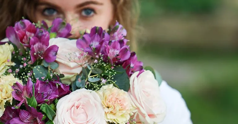 maman avec bouquet de fleurs