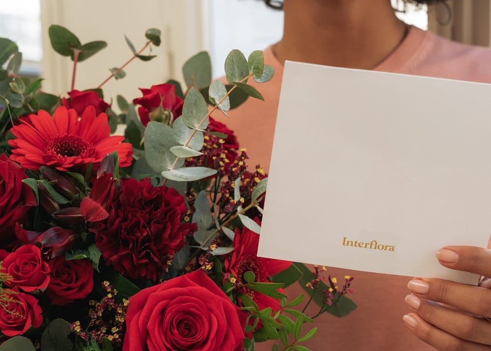 Bouquet de fleurs avec un cadeau pour la Saint-Valentin