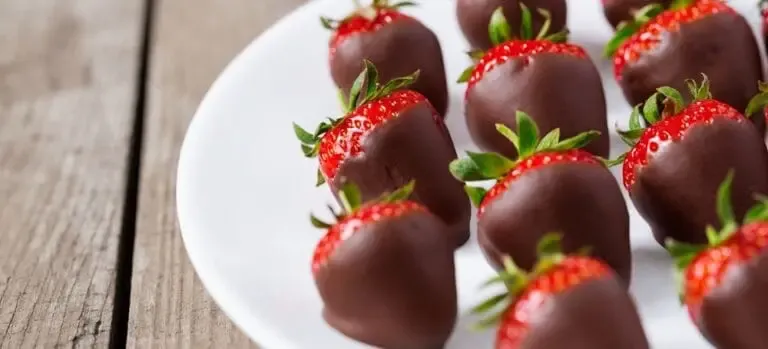Fraises enrobées de chocolat sur une assiette