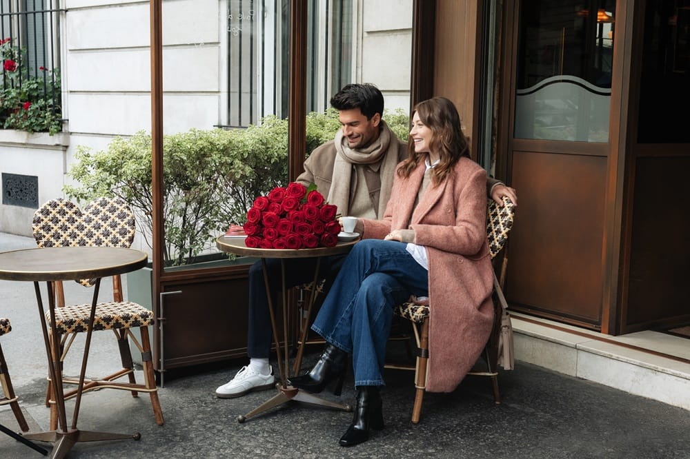 Couple avec un bouquet de roses rouges