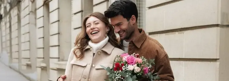 Couple Saint-Valentin avec un bouquet de fleurs
