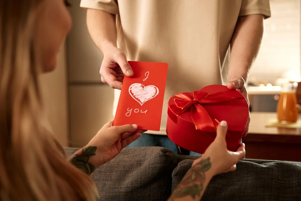 Cadeau et carte de Saint-Valentin