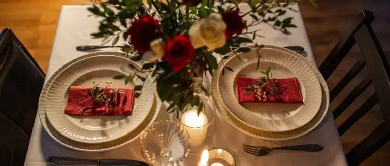 Décoration d'une table pour la Sint-Valentin