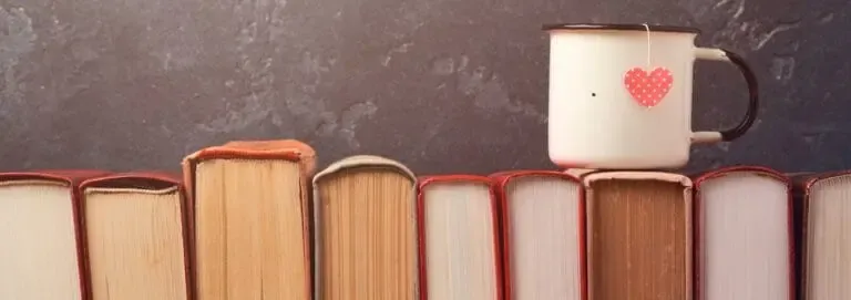 Pile de livres de Saint-Valentin avec une tasse de thé dessus