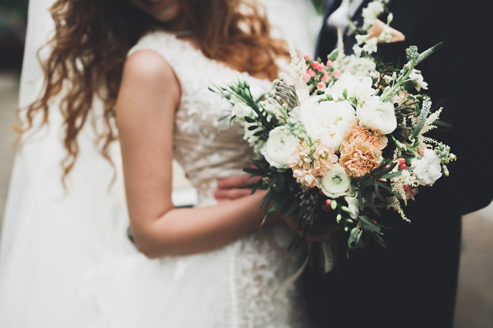 Mariage avec un bouquet de fleurs dans les mains