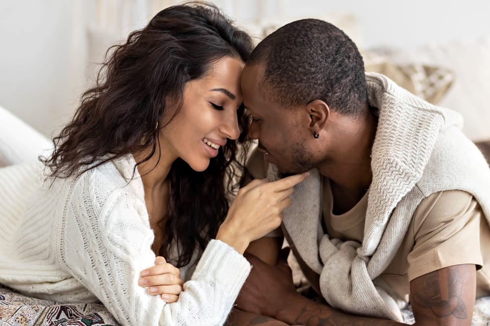 Couple amoureux se regardant