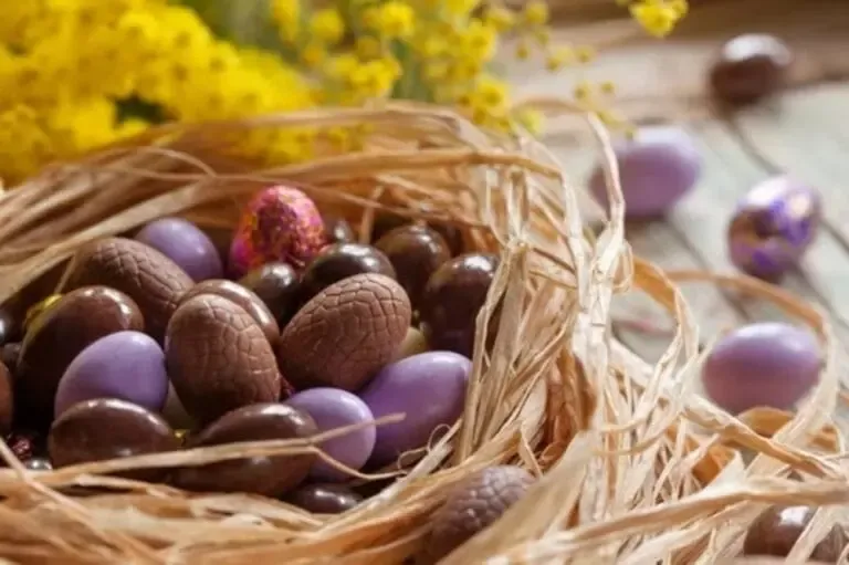 Oeufs en chocolat de pâques dans un petit panier