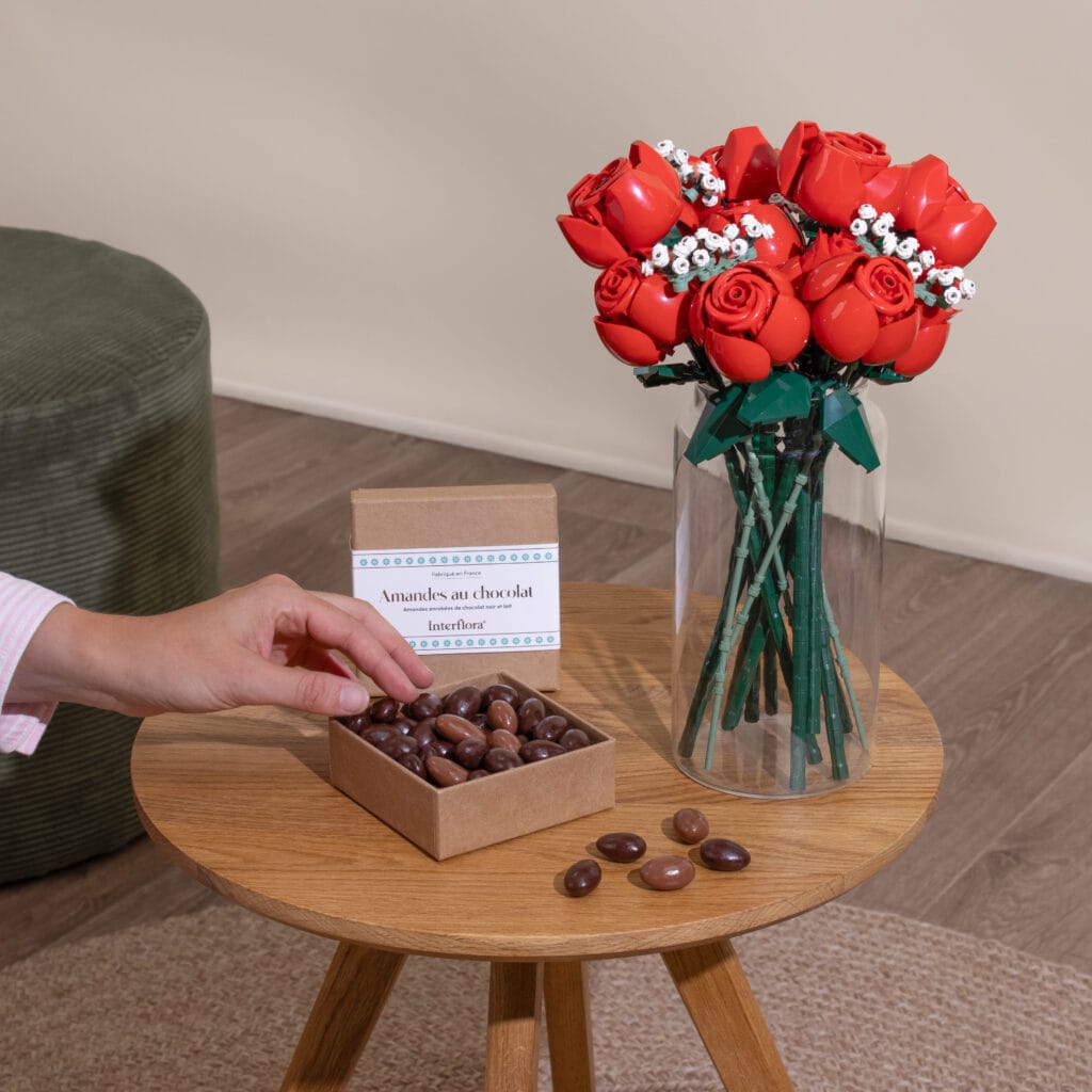 Bouquet de roses LEGO® sur une table avec chocolats