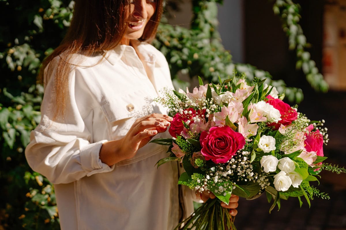 Femme tenant un bouquet de fleurs