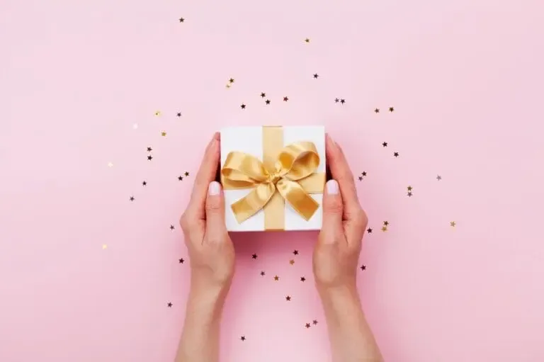 Paquet cadeau et paillettes