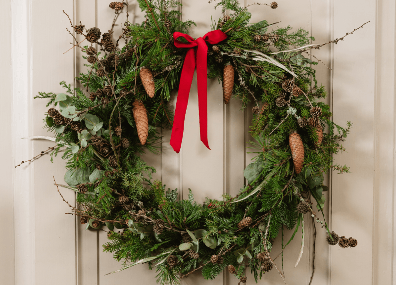 La couronne de Noël apporte l’esprit des fêtes aussi bien à l’intérieur qu’à l’extérieur