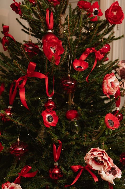 Magnifiques anémones associées à des fleurs en papier crépon