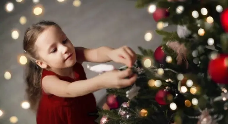Sapin de Noël décoré avec des lumières