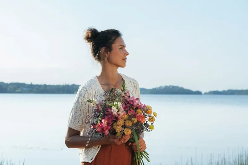 Femme avec un bouquet
