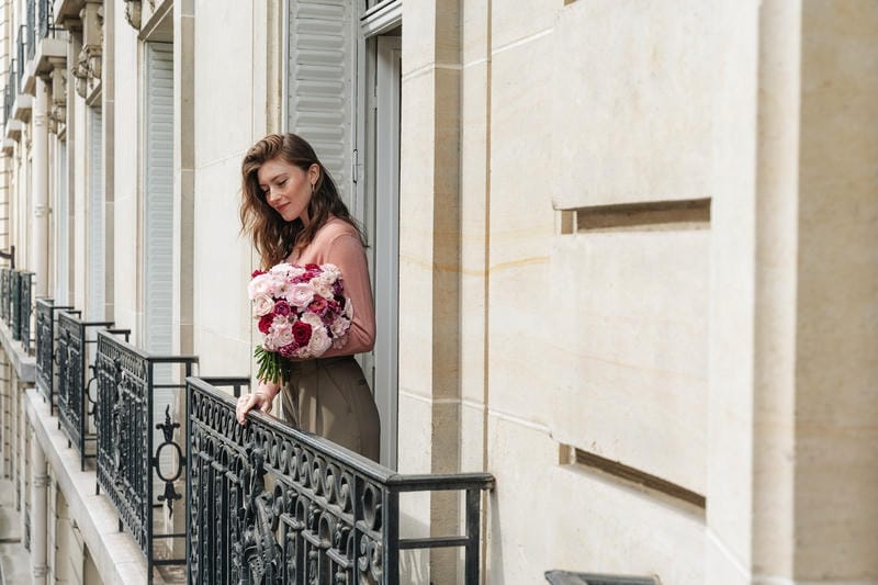 Femme avec un magnifique bouquet