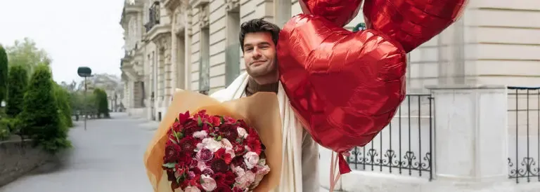 Homme avec un bouquet de roses rouges