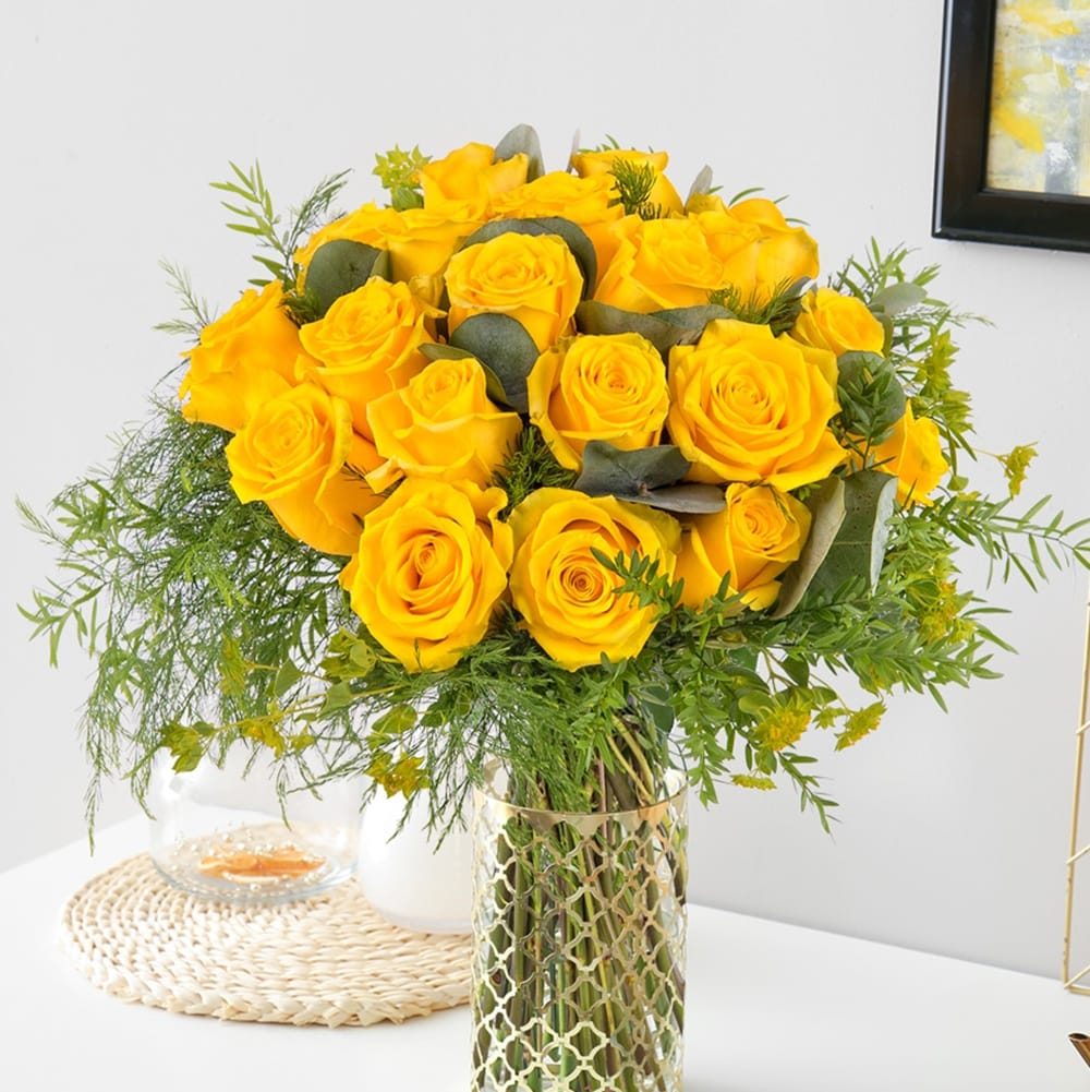 Bouquet de roses jaunes dans un vase