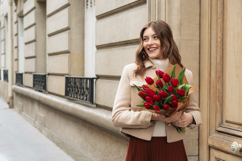 Femme avec un bouquet de tulipes
