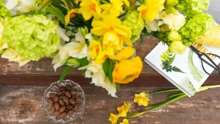 Table de Pâques avec jonquilles