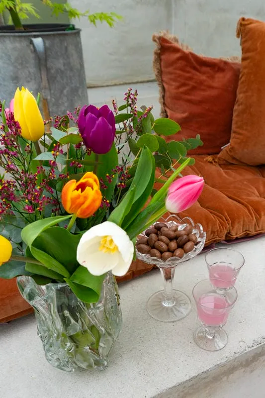 Beau bouquet de tulipes et oeufs en chocolat