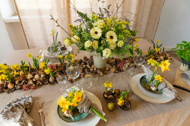 Belle table de Pâques décorée avec des fleurs