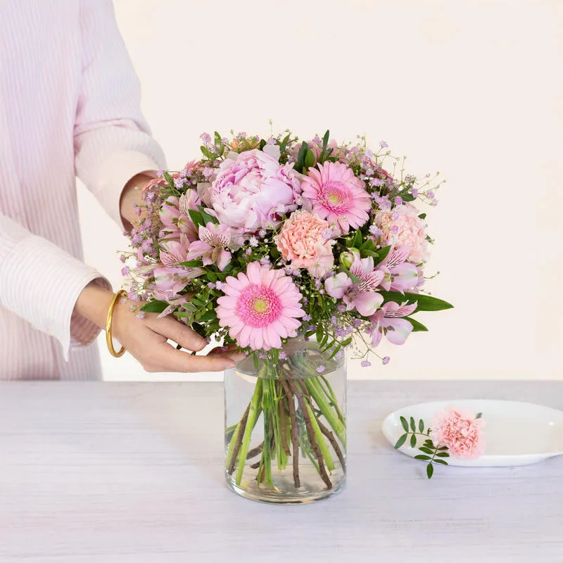 Beau bouquet rose avec des pivoines