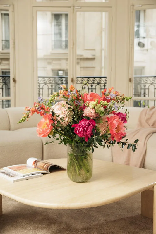 Bouquet avec des pivoines dans un vase sur une table