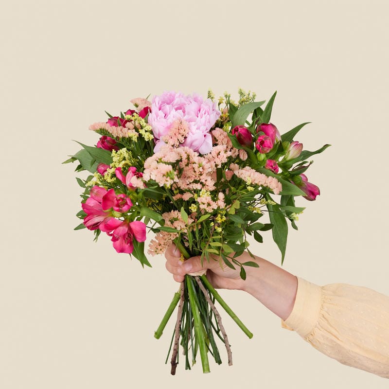 Beau bouquet de fleurs avec une pivoine rose