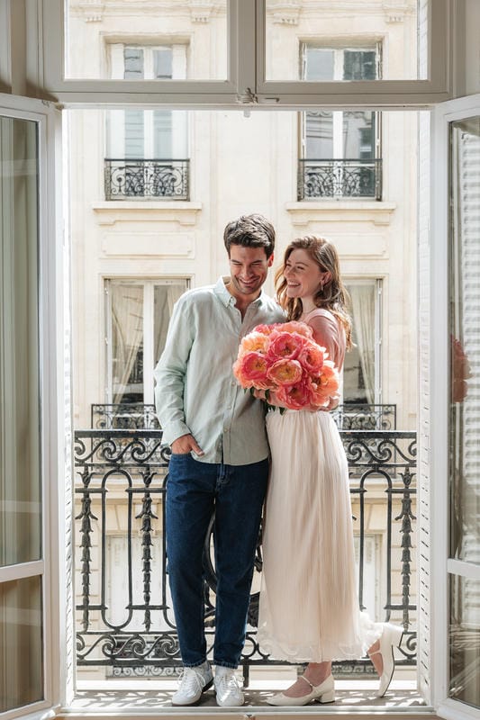 Couple avec un bouquet de belles pivoines