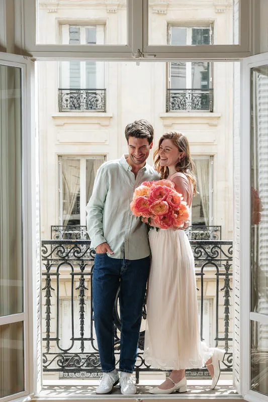 Couple avec un bouquet de belles pivoines