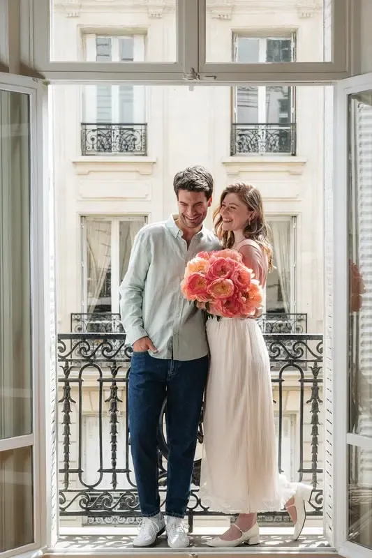 Couple avec un bouquet de belles pivoines