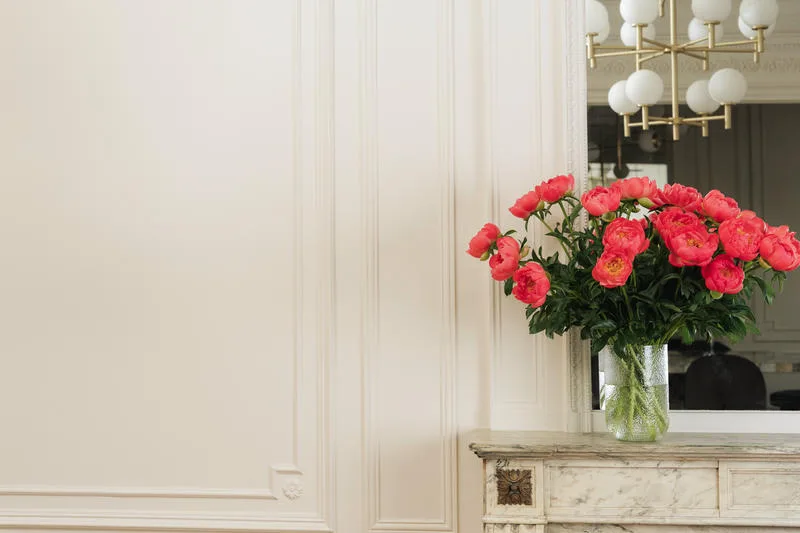 Bouquet avec des pivoines dans un vase en décoration