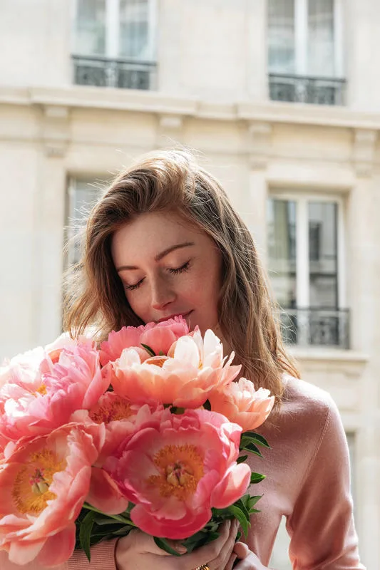 Femme tenant un bouquet de belles pivoines
