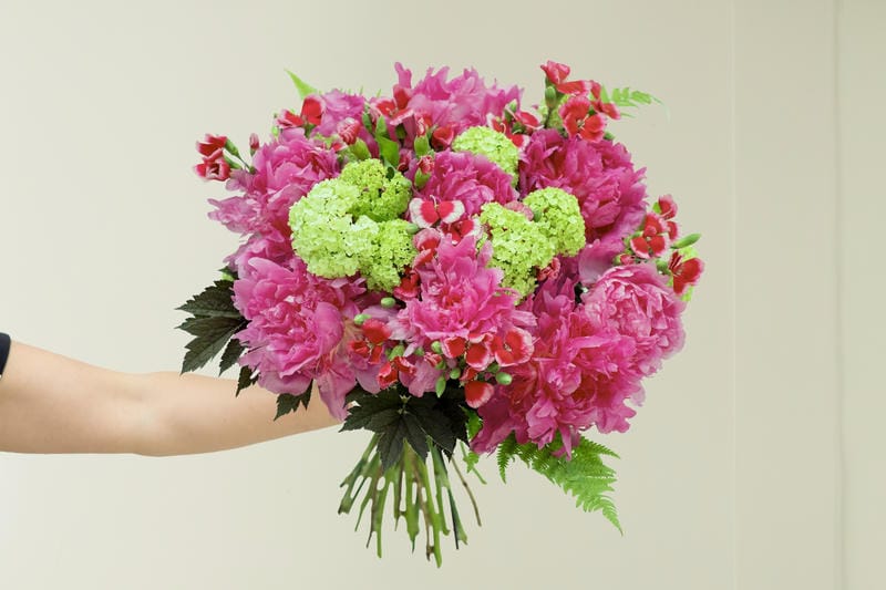magnifique gros bouquet de pivoines fuchsia