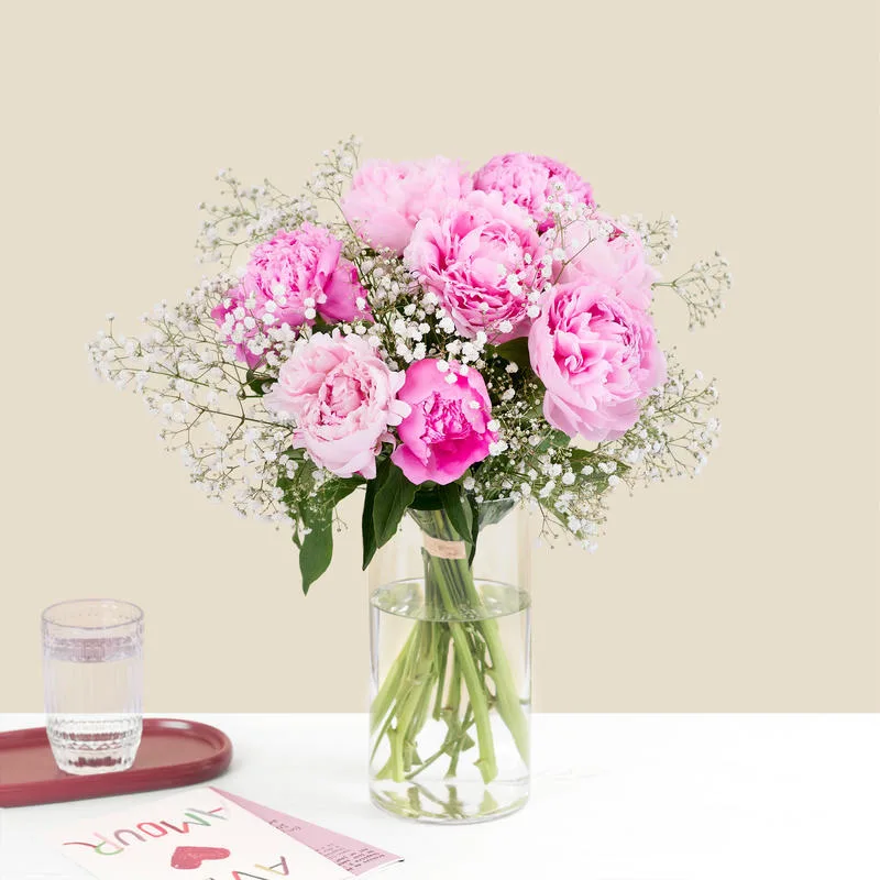 Beau bouquet de pivoines roses dans un vase