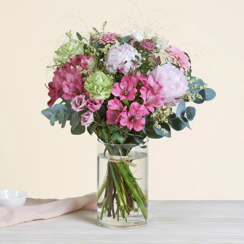 Bouquet avec des pivoines dans un vase