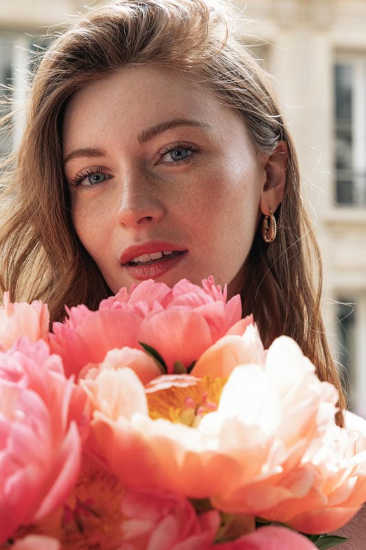 Femme tenant un bouquet de belles pivoines