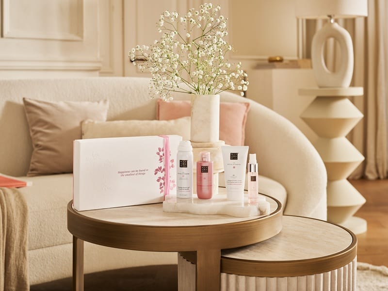 Coffret cadeau Rituals disposé sur une table basse