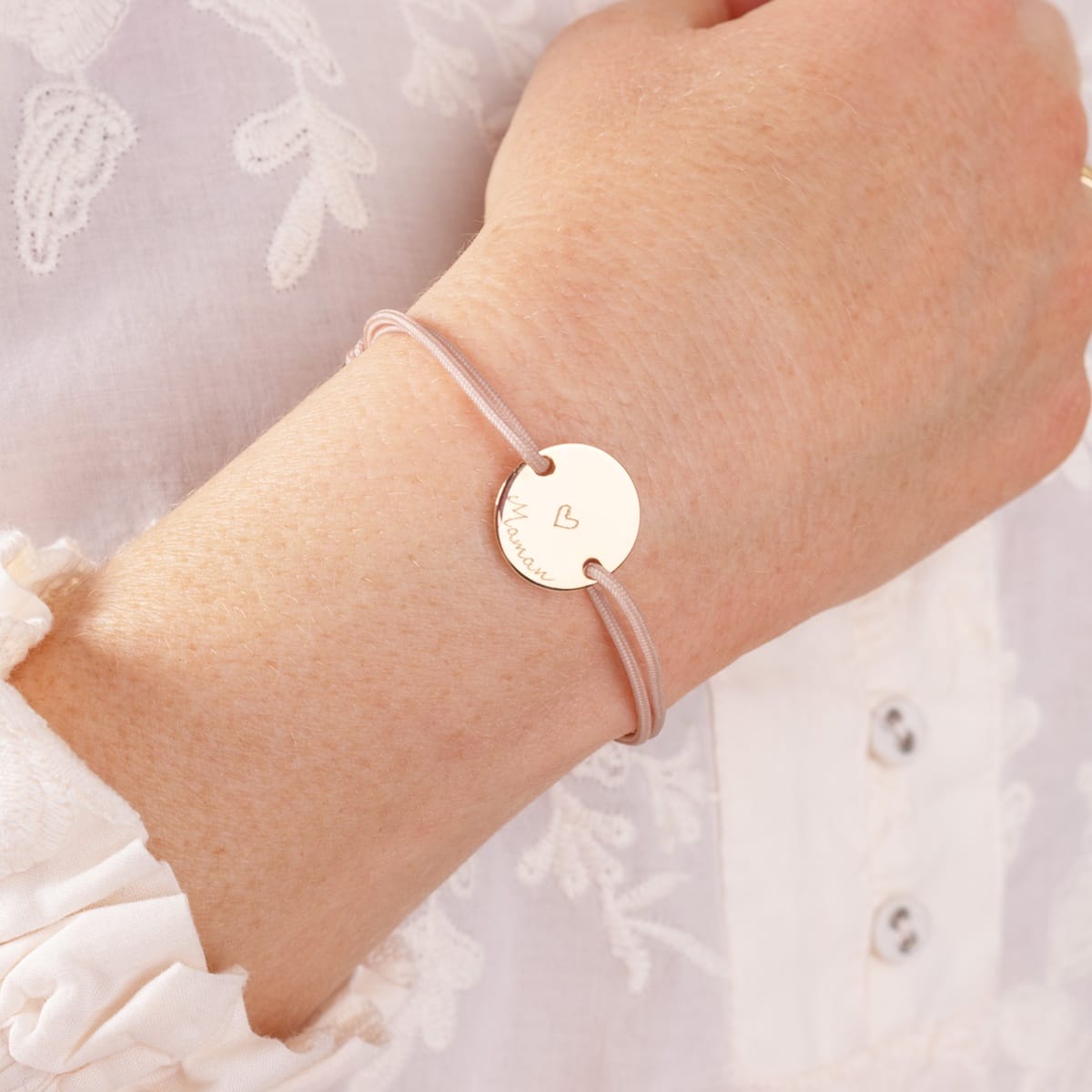 Bracelet avec inscription "Maman" porté à un poignet