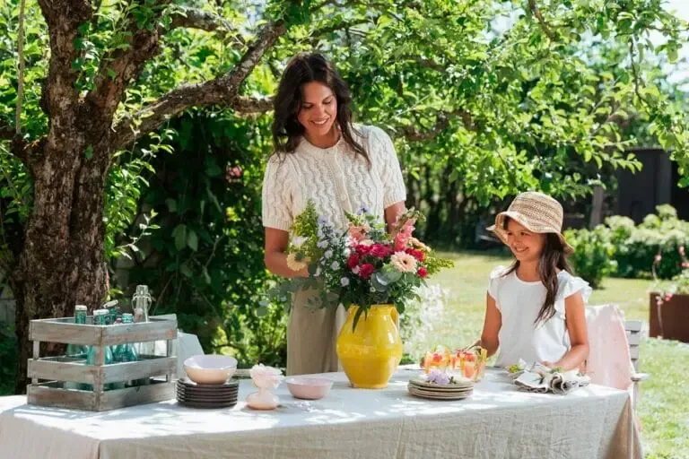 Une mère et sa fille devant une table pour la fête des Mères