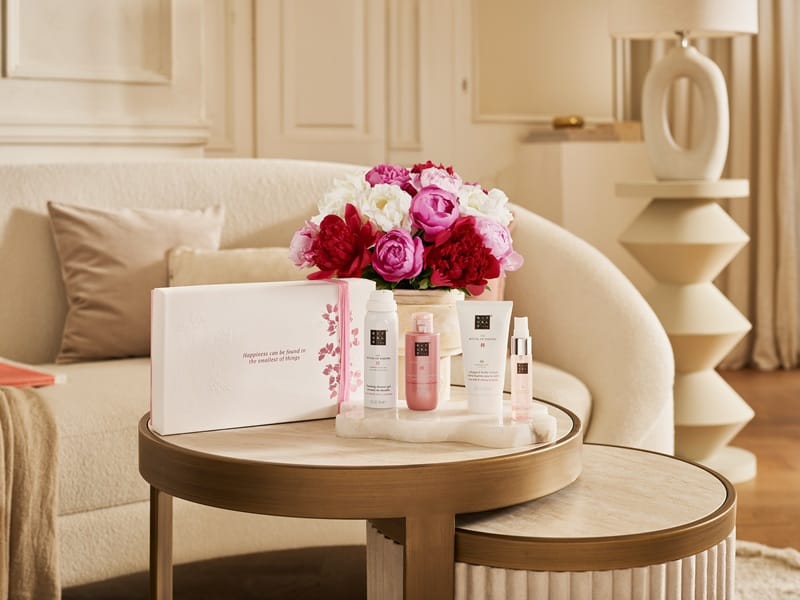 Coffret cadeau soins Rituals et bouquet de pivoines