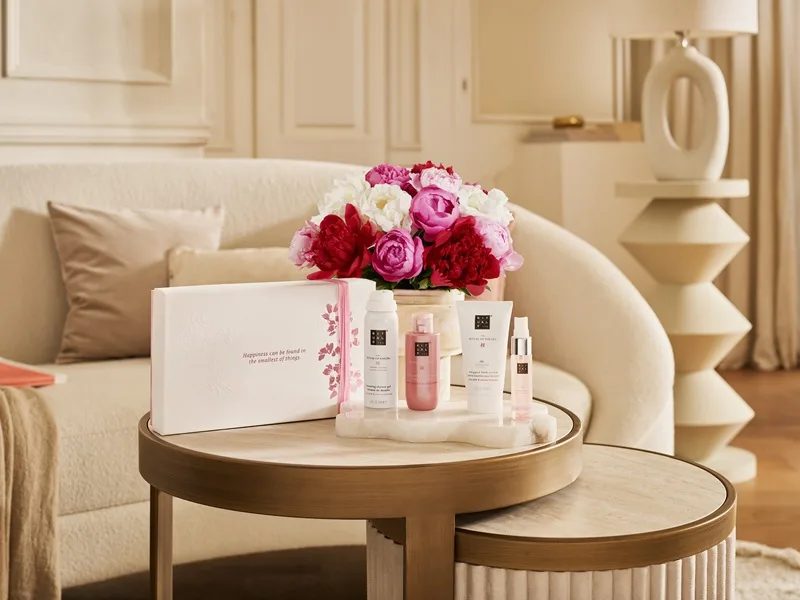 Coffret cadeau soins Rituals et bouquet de pivoines